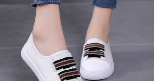 Flat white 2025 canvas shoes